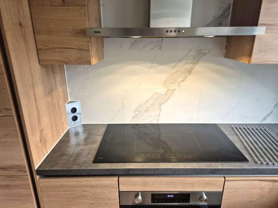 Inductiekookplaat met marmerlook achterwand en eikenhouten fronten