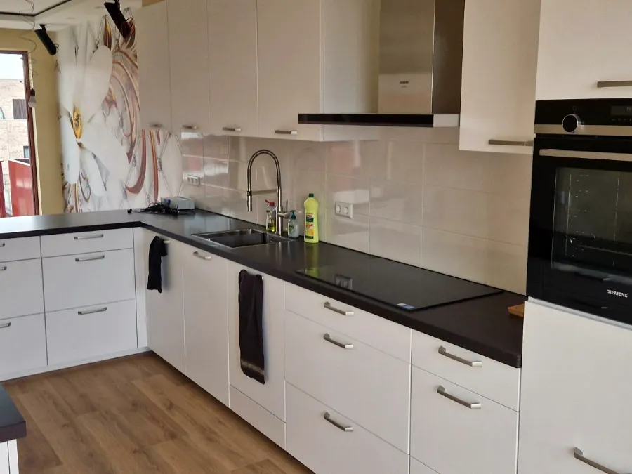 Witte keuken met zwart werkblad, alle fronten vervangen