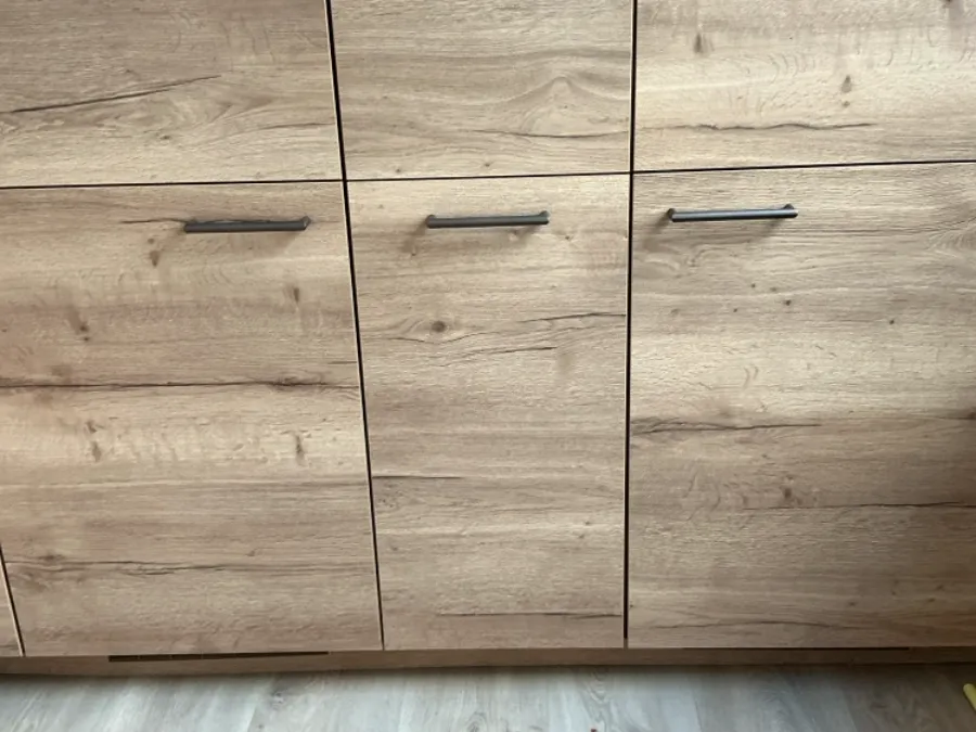 Hoge kasten met fronten in eikenhoutdecor