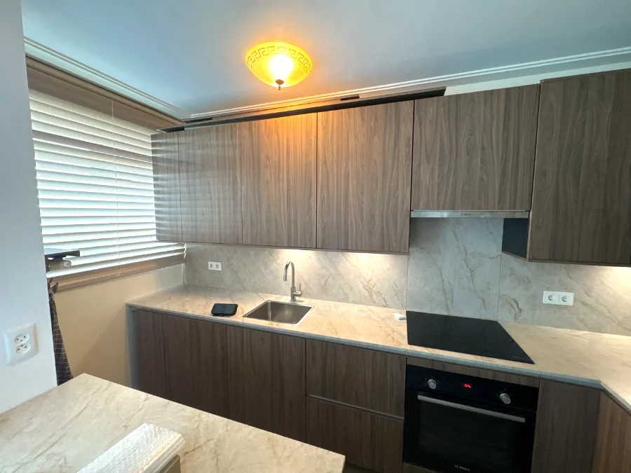Houten keuken met marmerlook werkblad en achterwand