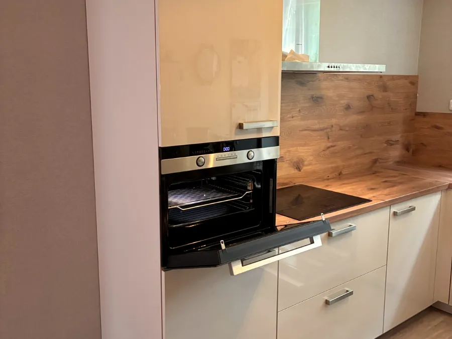 Hoogglans kastenwand met houten achterwand