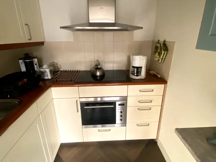 U-keuken met nieuwe crèmewitte fronten