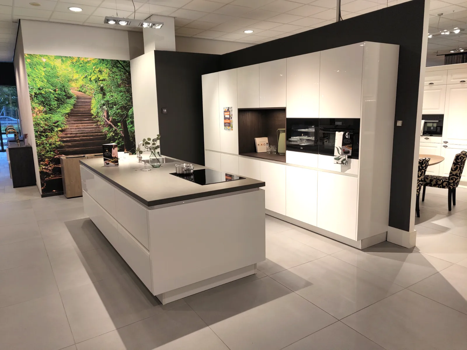 Kastenwand en kookeiland in wit