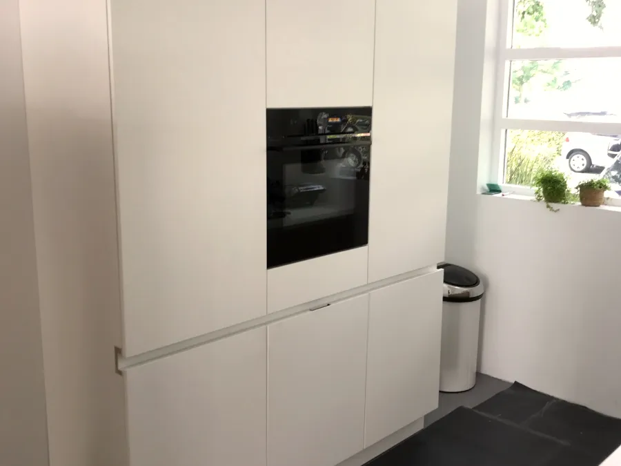 Witte kastenwand met inbouwoven