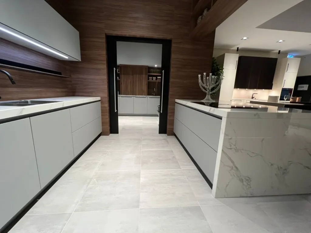 Lichte keuken met een eiland in marmerlook