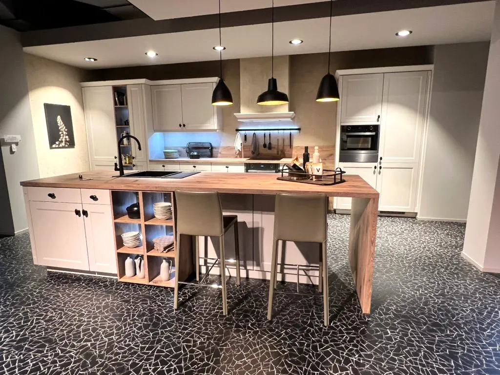 Landelijke keuken met een houten eiland en barkrukken