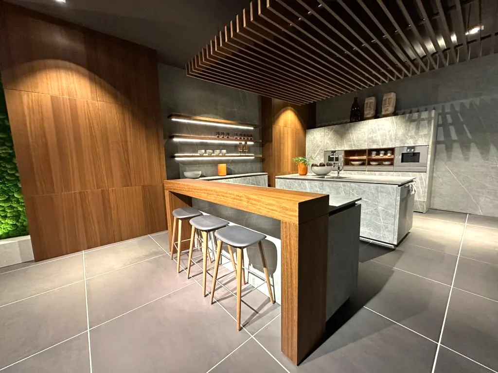 Eiland met een houten bar
