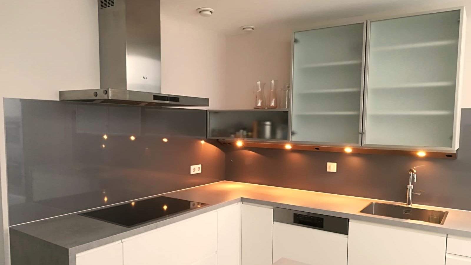 Witte keuken met glazen bovenkasten