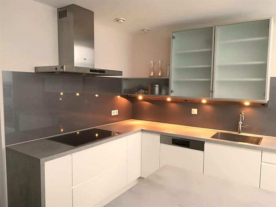 Witte keuken met glazen bovenkasten