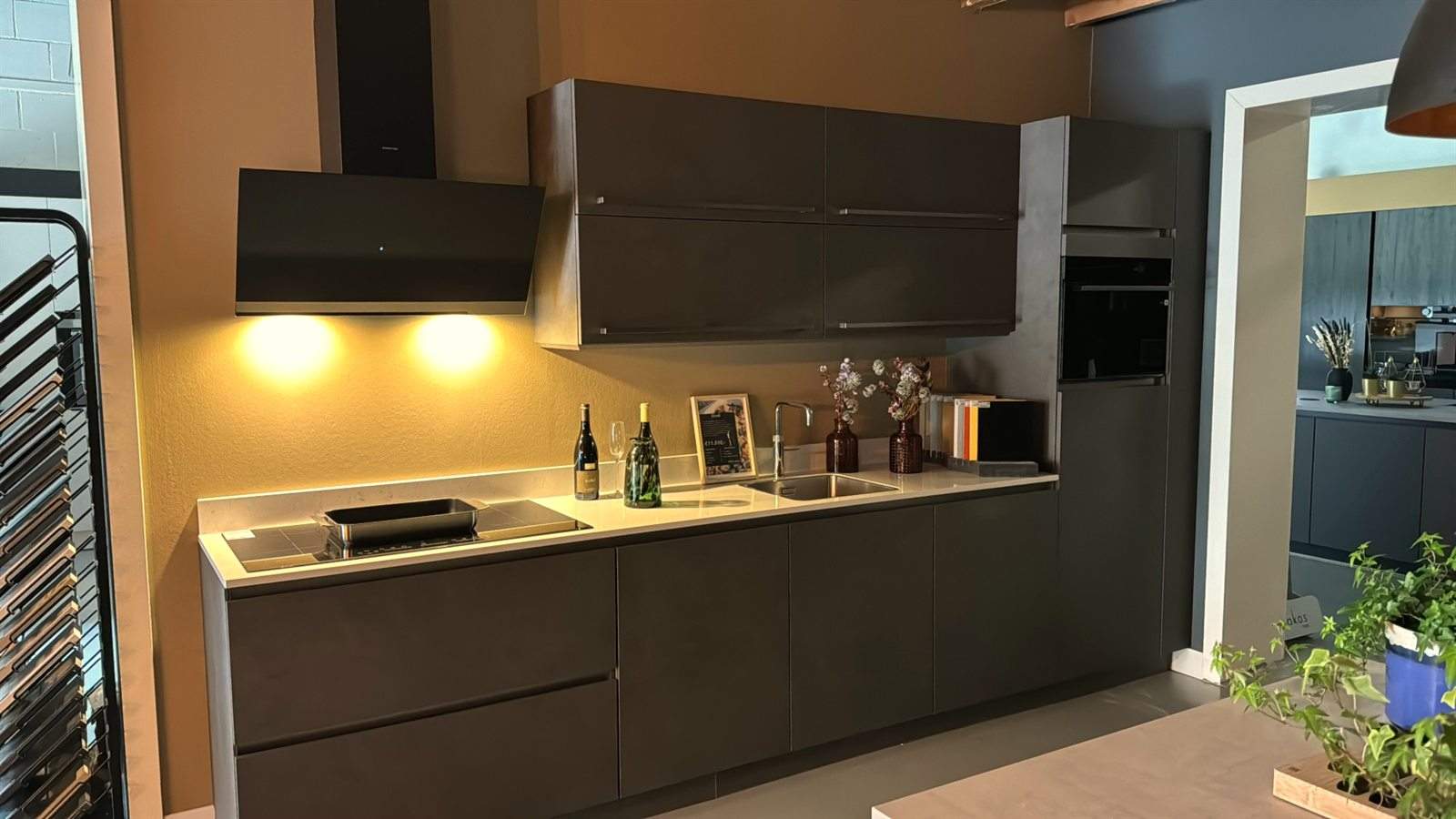 Donkere keuken met verlichte wand
