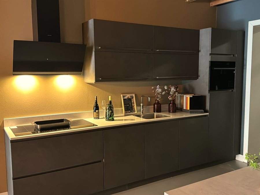 Donkere keuken met verlichte wand