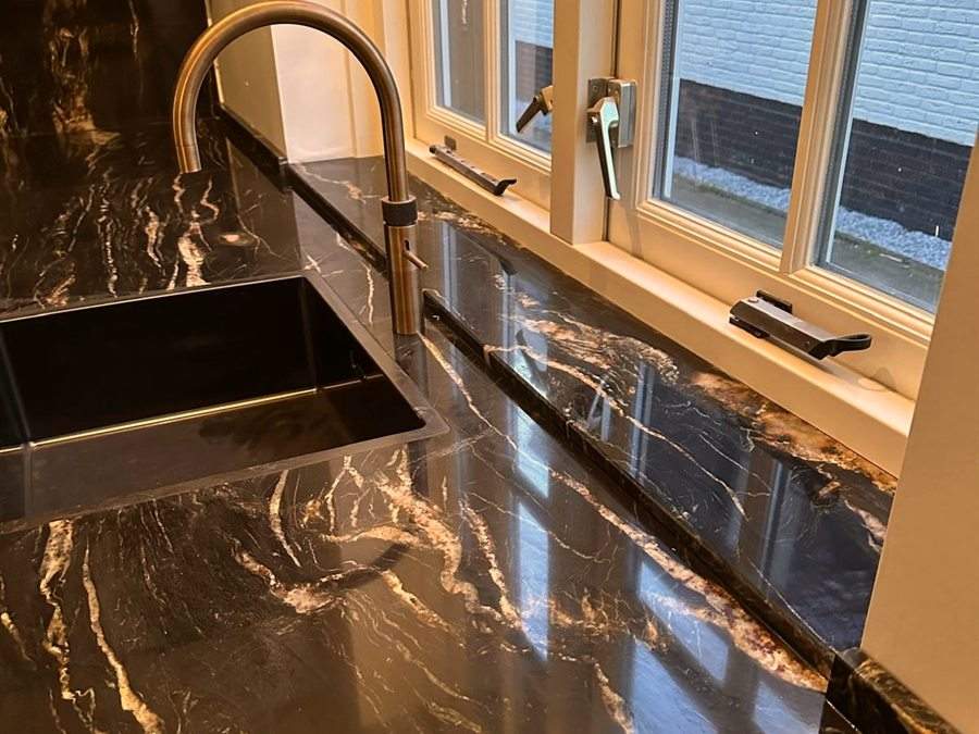 Bruin marmeren werkblad met gouden kraan
