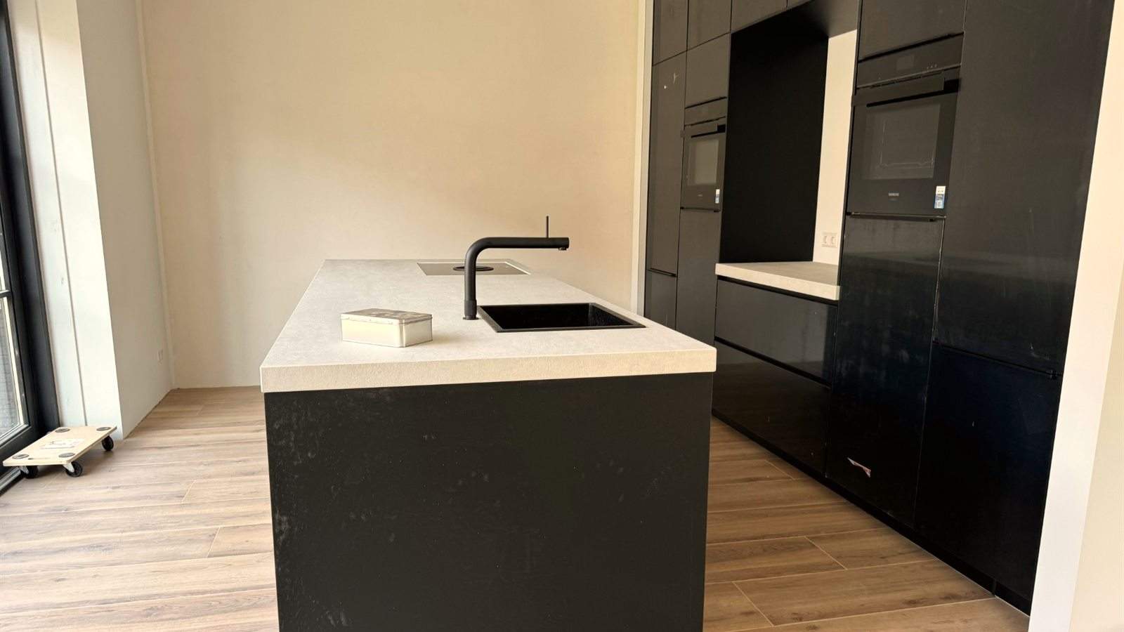 Strak donker keukeneiland in een nieuwbouwwoning