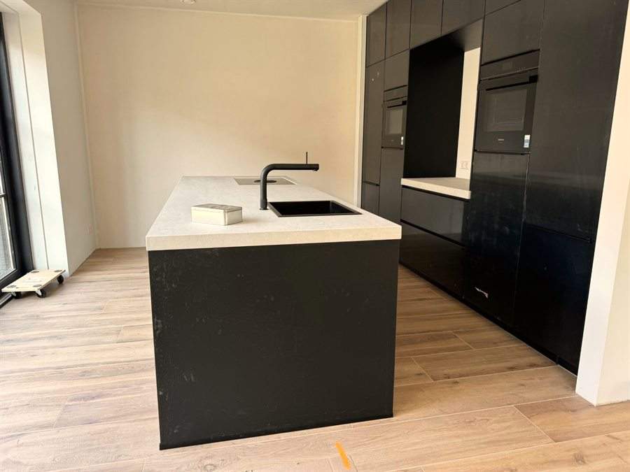 Strak donker keukeneiland in een nieuwbouwwoning