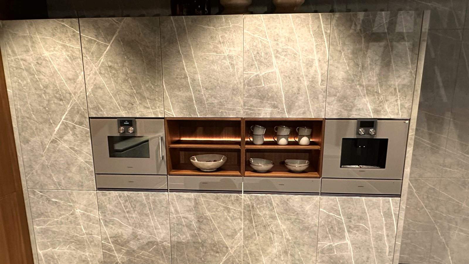 Marmeren wand met ingebouwde ovens