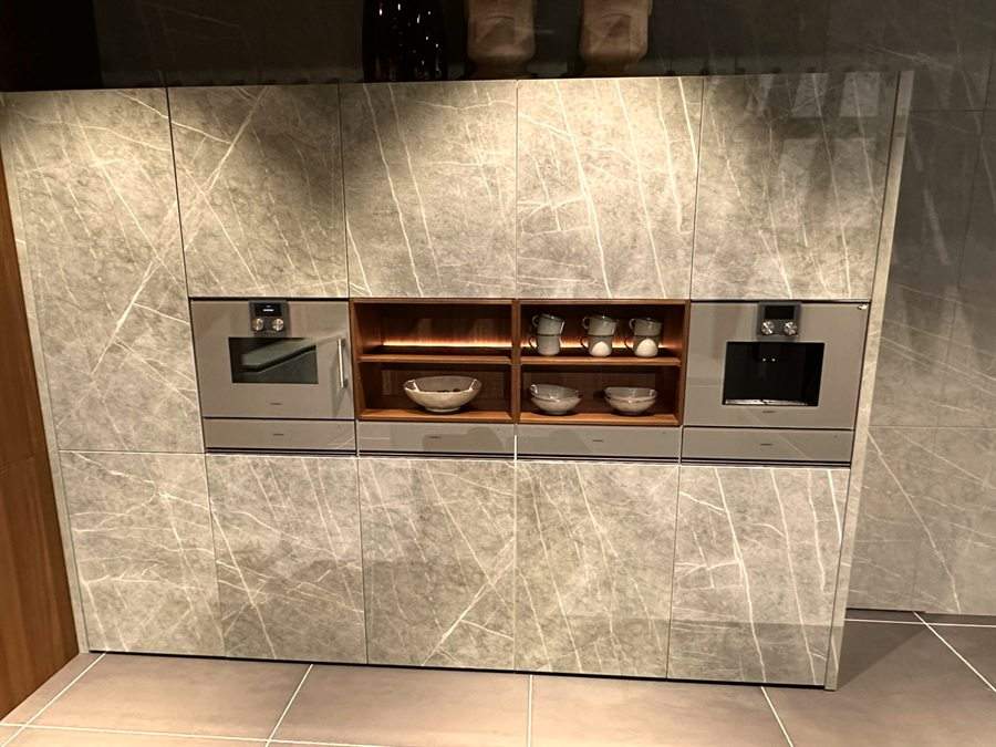 Marmeren wand met ingebouwde ovens