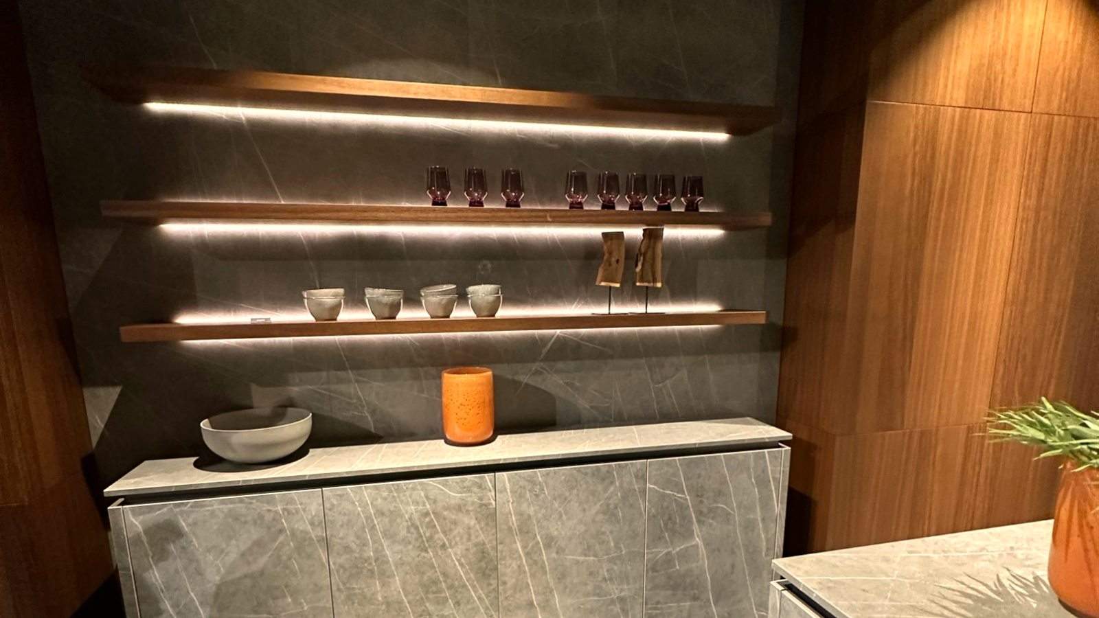 Verlichte schappen in een steenlook wand