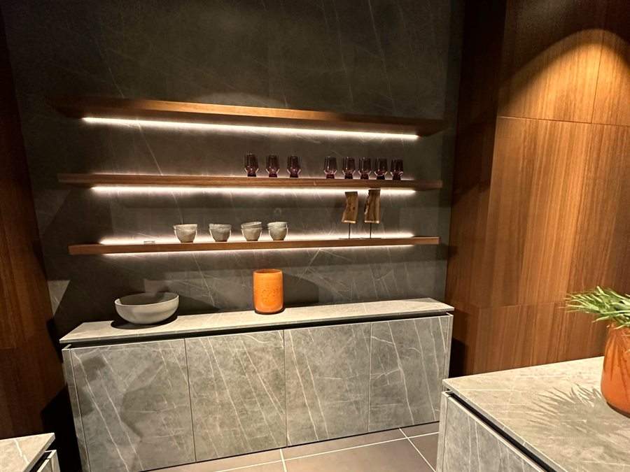 Verlichte schappen in een steenlook wand