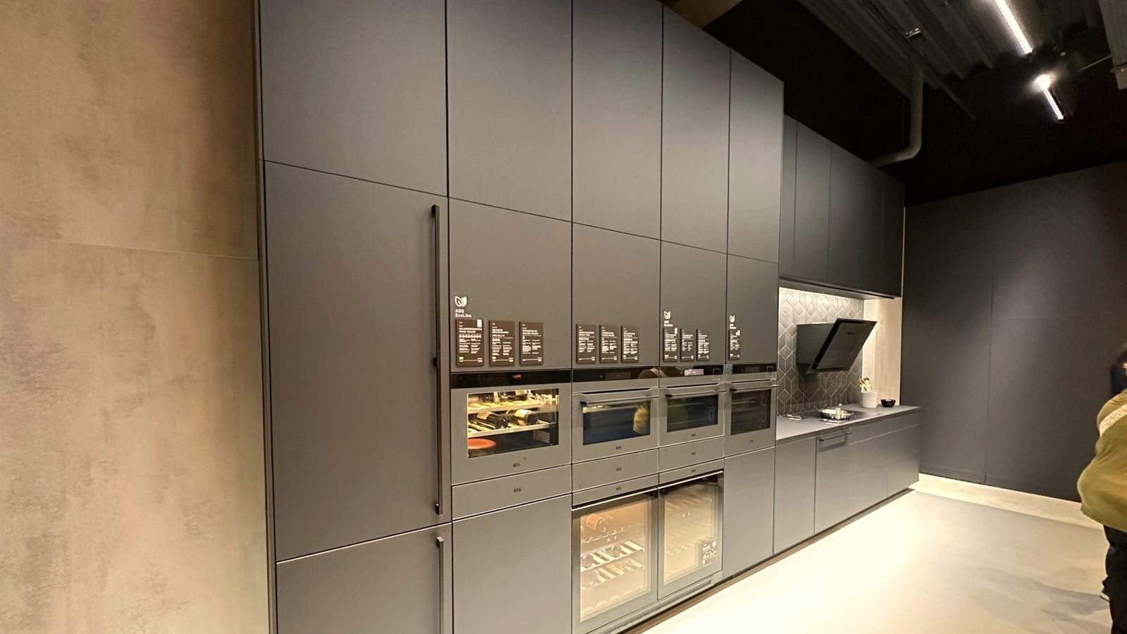 Hoge kastenwand met ingebouwde ovens