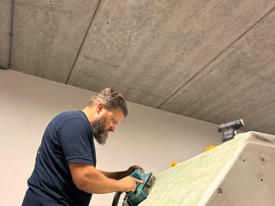 Herman schuurt een maatwerkstuk af