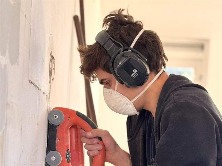 Gehoorbescherming en stofmasker, en door