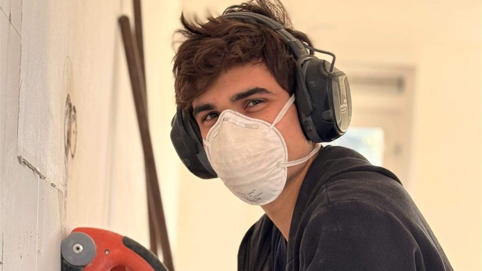 Onze jongste monteur aan de muurfrees