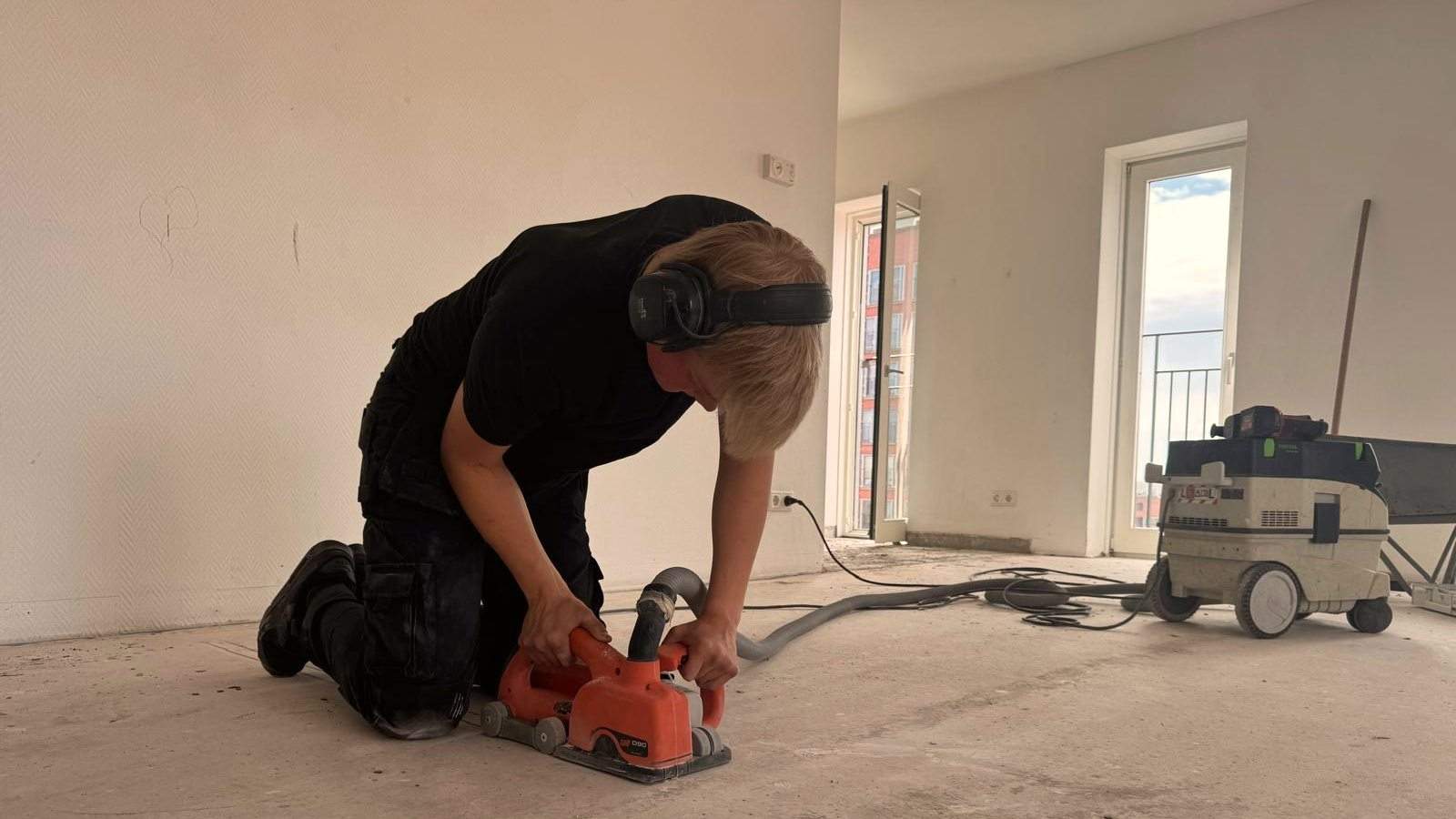 De dekvloer vlak slijpen voor de nieuwe keuken