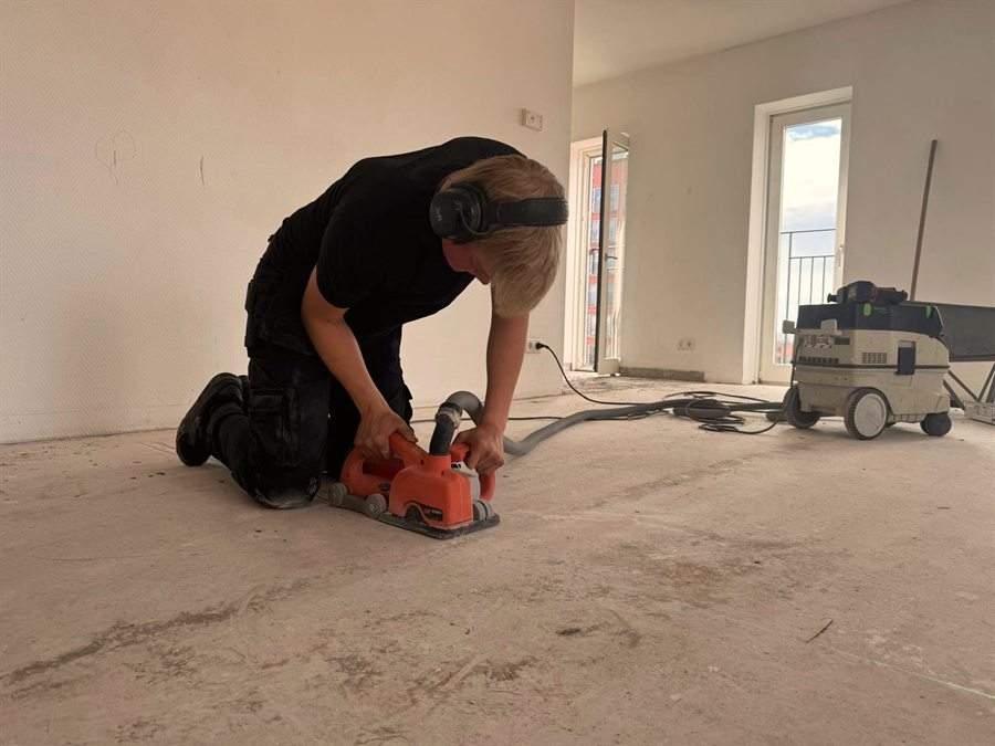 De dekvloer vlak slijpen voor de nieuwe keuken