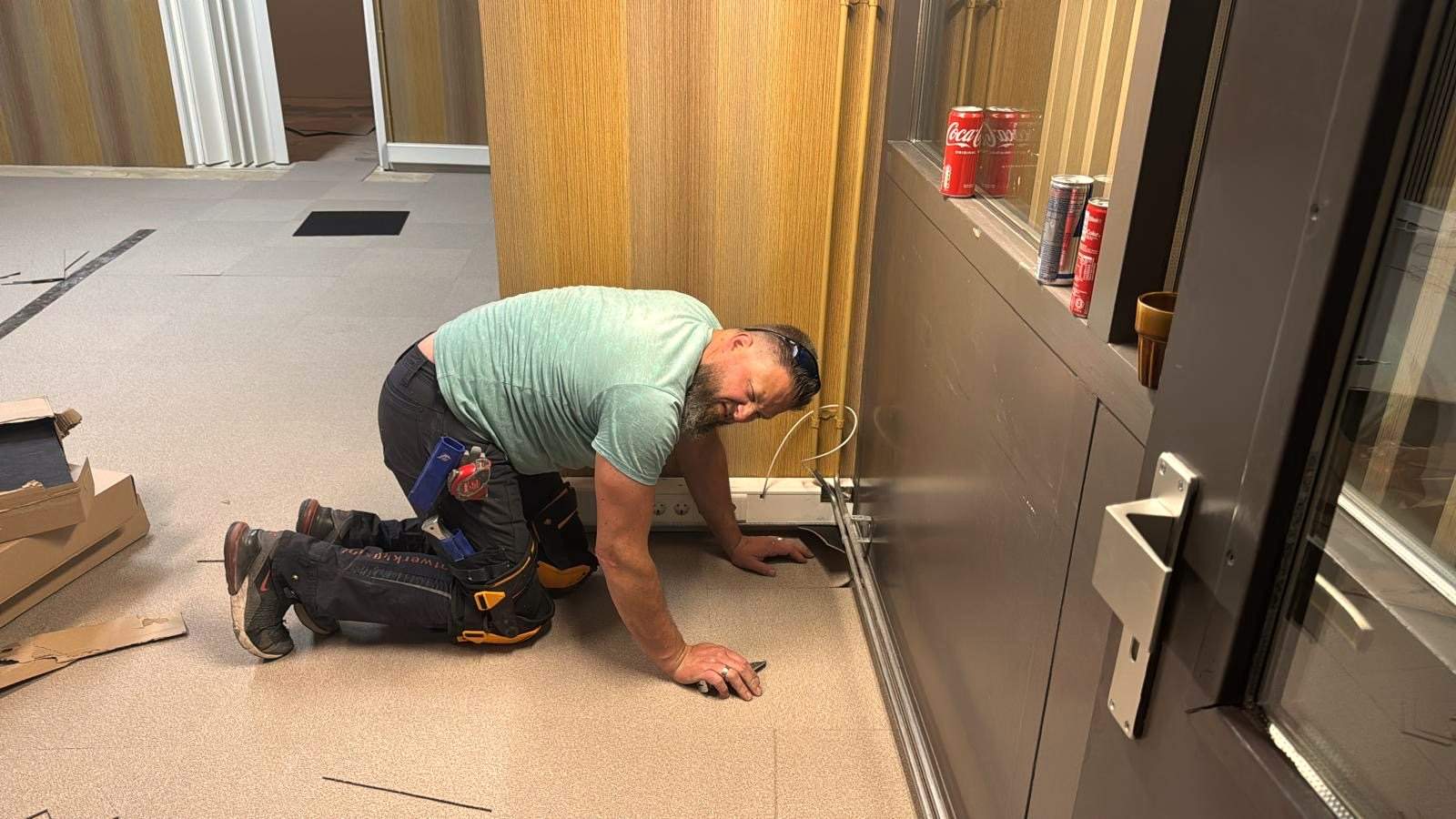 De laatste afwerking langs de kastenwand
